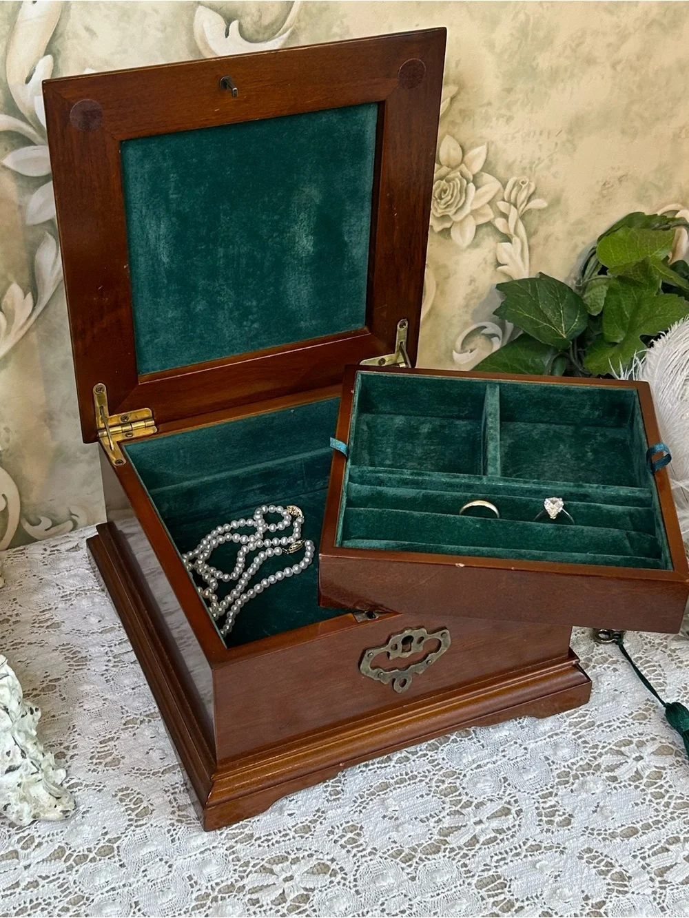 Bombay Jewelry Box locking with key, green velvet, removable tray ring holder